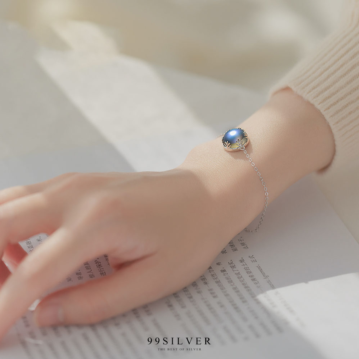 สร้อยข้อมือจี้แสง Aurora ประดับหินฮาโล่ส่องแสงเป็นแสงเหนือและสีท้องฟ้าขั้วโลกเหนือ