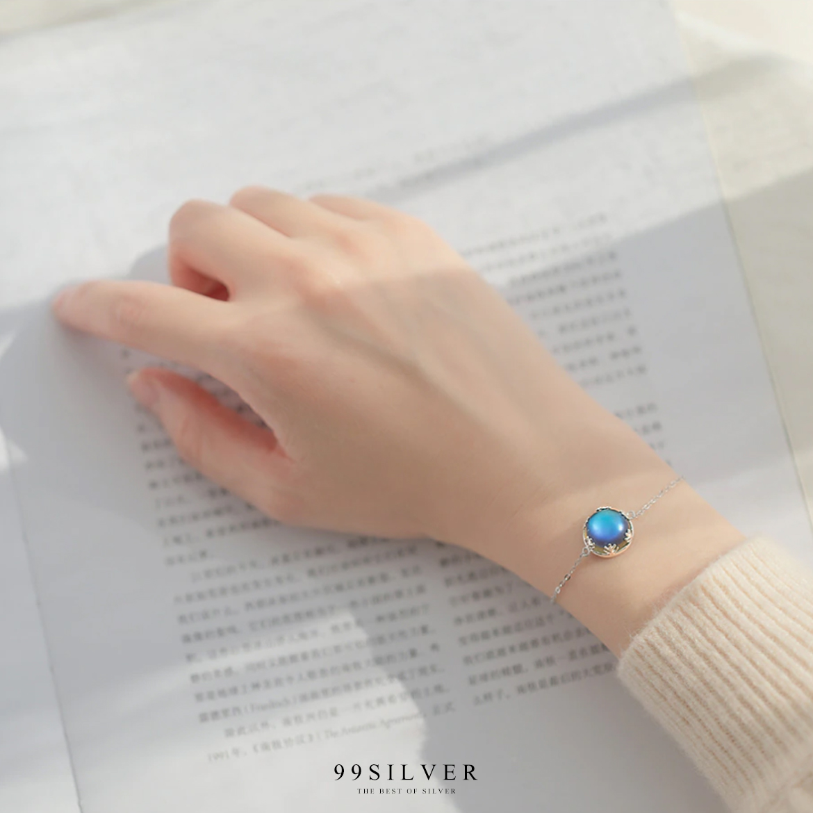 สร้อยข้อมือจี้แสง Aurora ประดับหินฮาโล่ส่องแสงเป็นแสงเหนือและสีท้องฟ้าขั้วโลกเหนือ