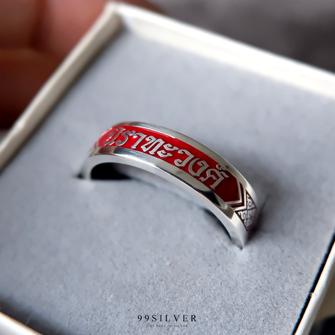 แหวนนามสกุลเงินแท้หน้ากว้าง 6 มิลลิเมตร ผิวเรียบ พื้นหลังลงยา พร้อมแกะลายไทย