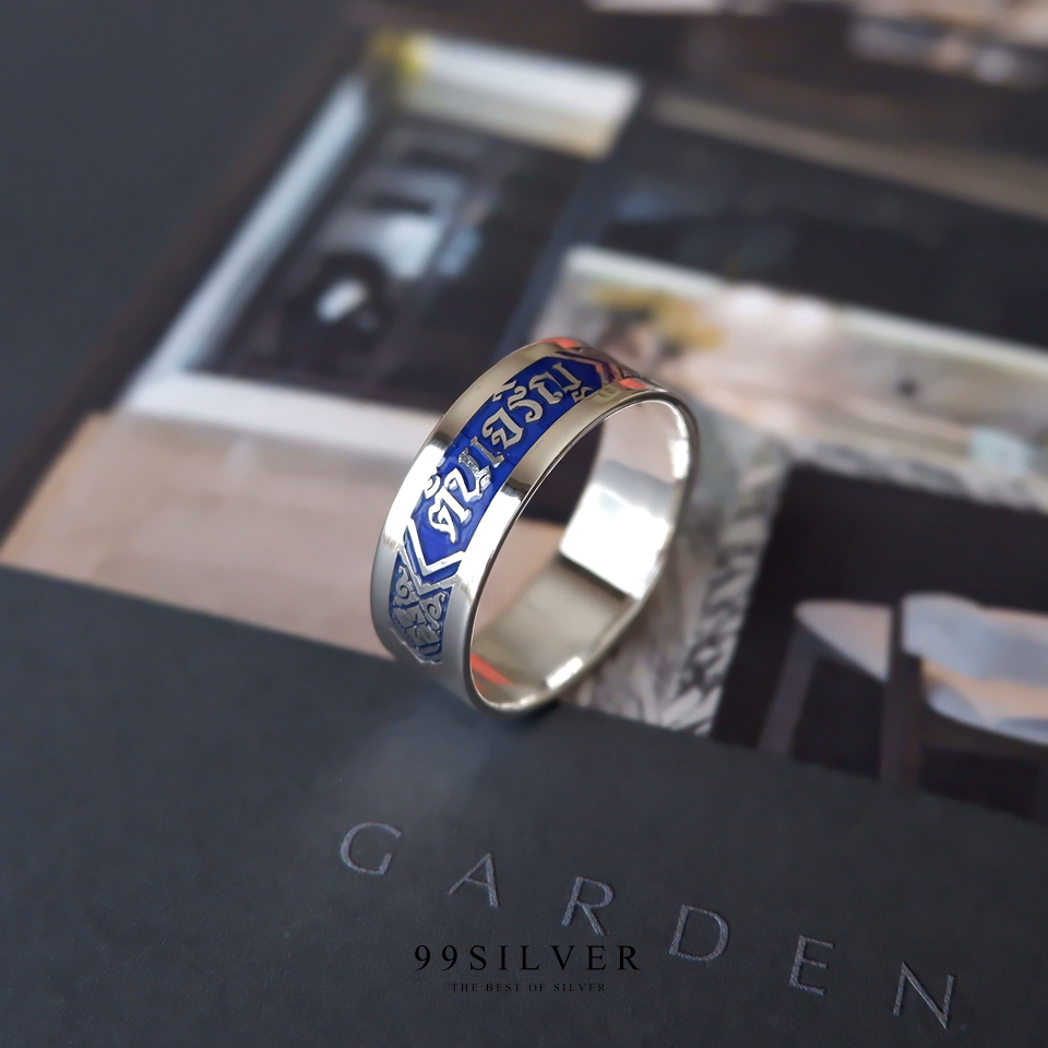 แหวนนามสกุลเงินแท้หน้ากว้าง 6 มิลลิเมตร ผิวเรียบ พื้นหลังลงยา พร้อมแกะลายไทย