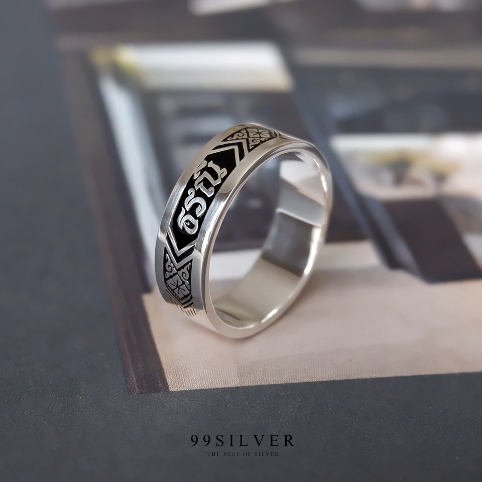 แหวนนามสกุลเงินแท้หน้ากว้าง 6 มิลลิเมตร ผิวเรียบ พื้นหลังลงยา พร้อมแกะลายไทย