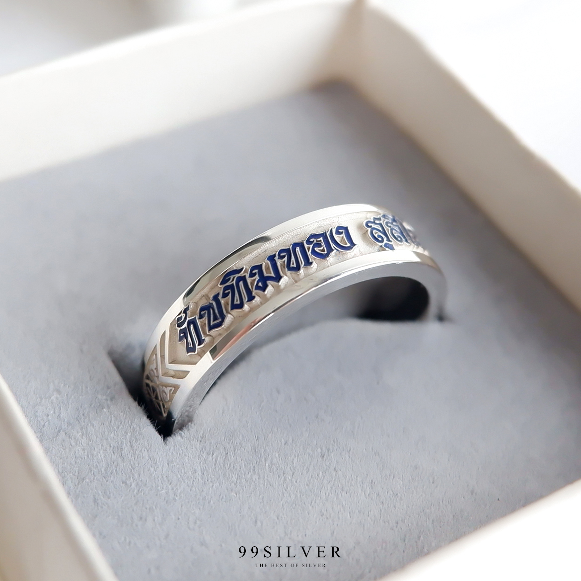แหวนนามสกุลหน้ากว้าง 6 มิลลิเมตร ผิวเรียบ อักษรลงสีพื้นหลังพ่นทราย พร้อมแกะลายไทย
