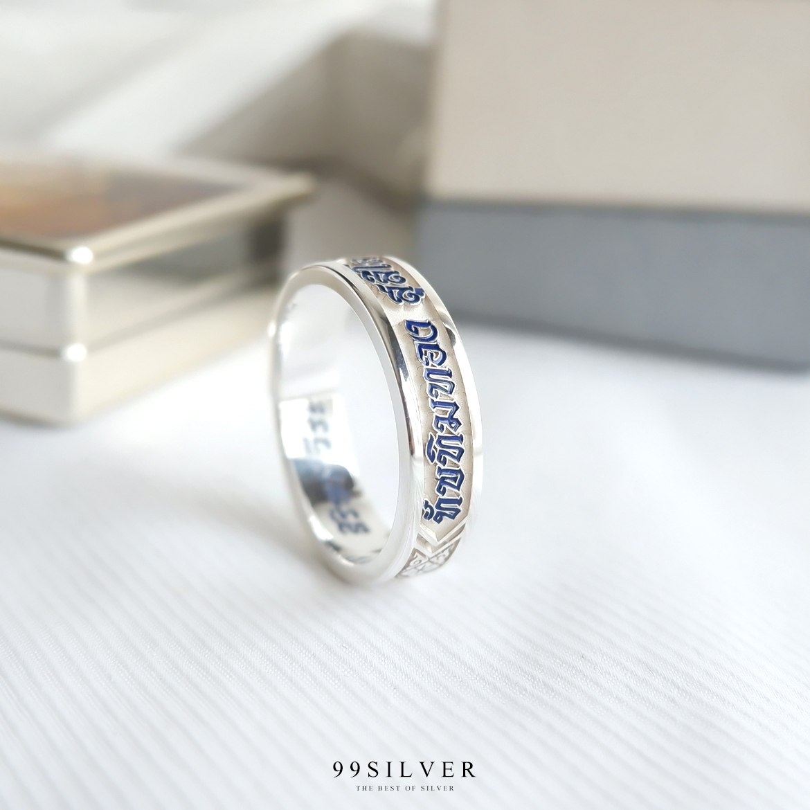 แหวนนามสกุลหน้ากว้าง 6 มิลลิเมตร ผิวเรียบ อักษรลงสีพื้นหลังพ่นทราย พร้อมแกะลายไทย