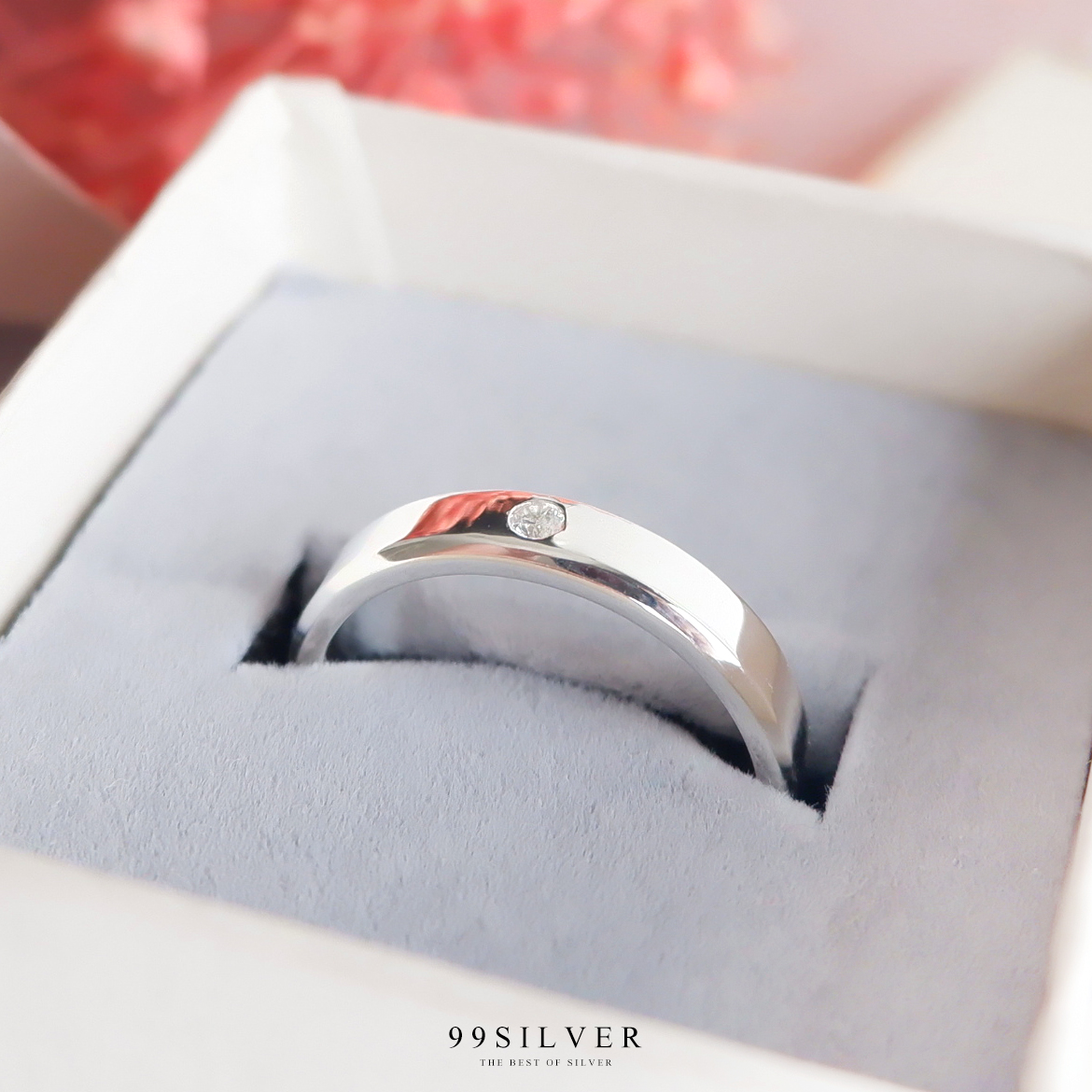 แหวนเงินแท้หน้าเรียบกว้าง 4 มิลลิเมตร ฝังเพชร 1 เม็ด ทรงกลม ตัวเรือนลดขอบเฉียง