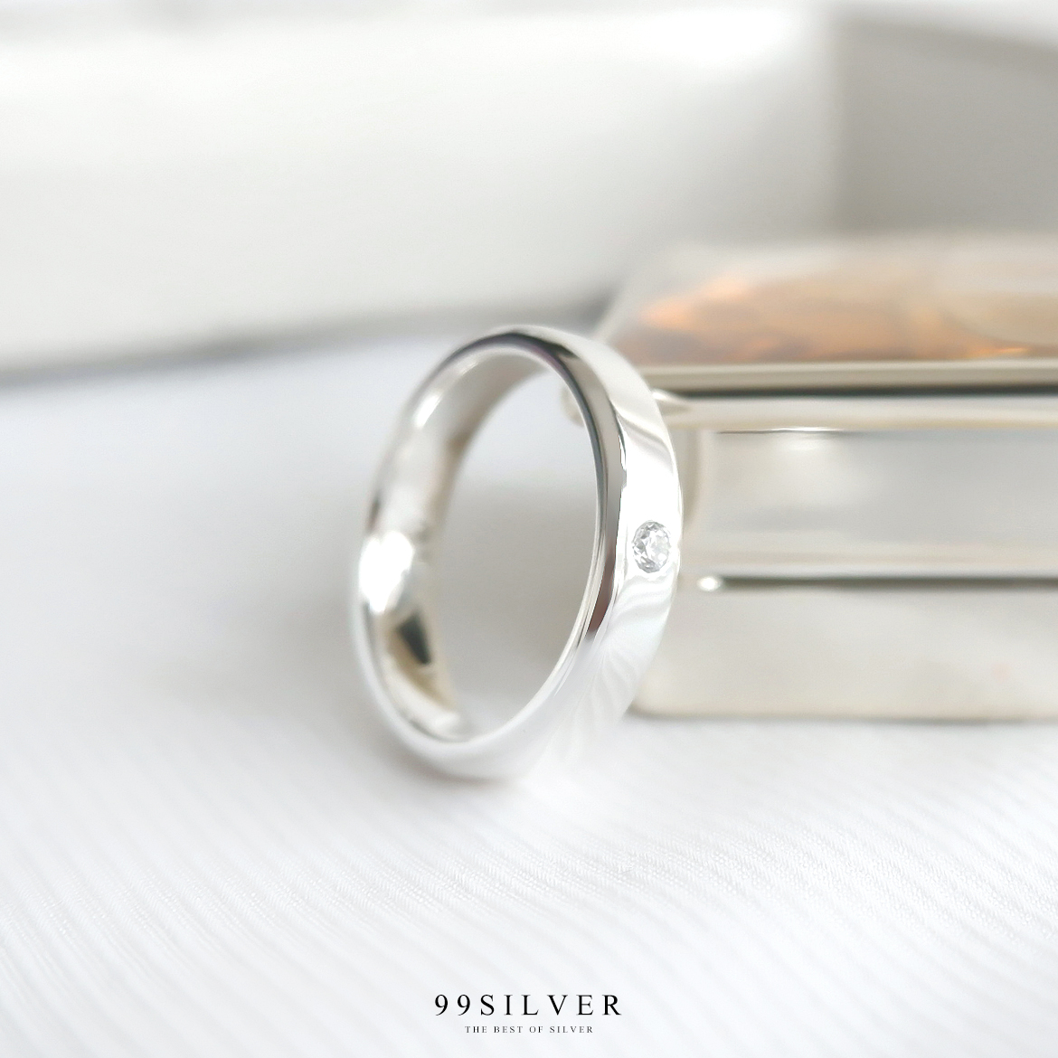 แหวนเงินแท้หน้าเรียบกว้าง 4 มิลลิเมตร ฝังเพชร 1 เม็ด ทรงกลม ตัวเรือนลดขอบเฉียง