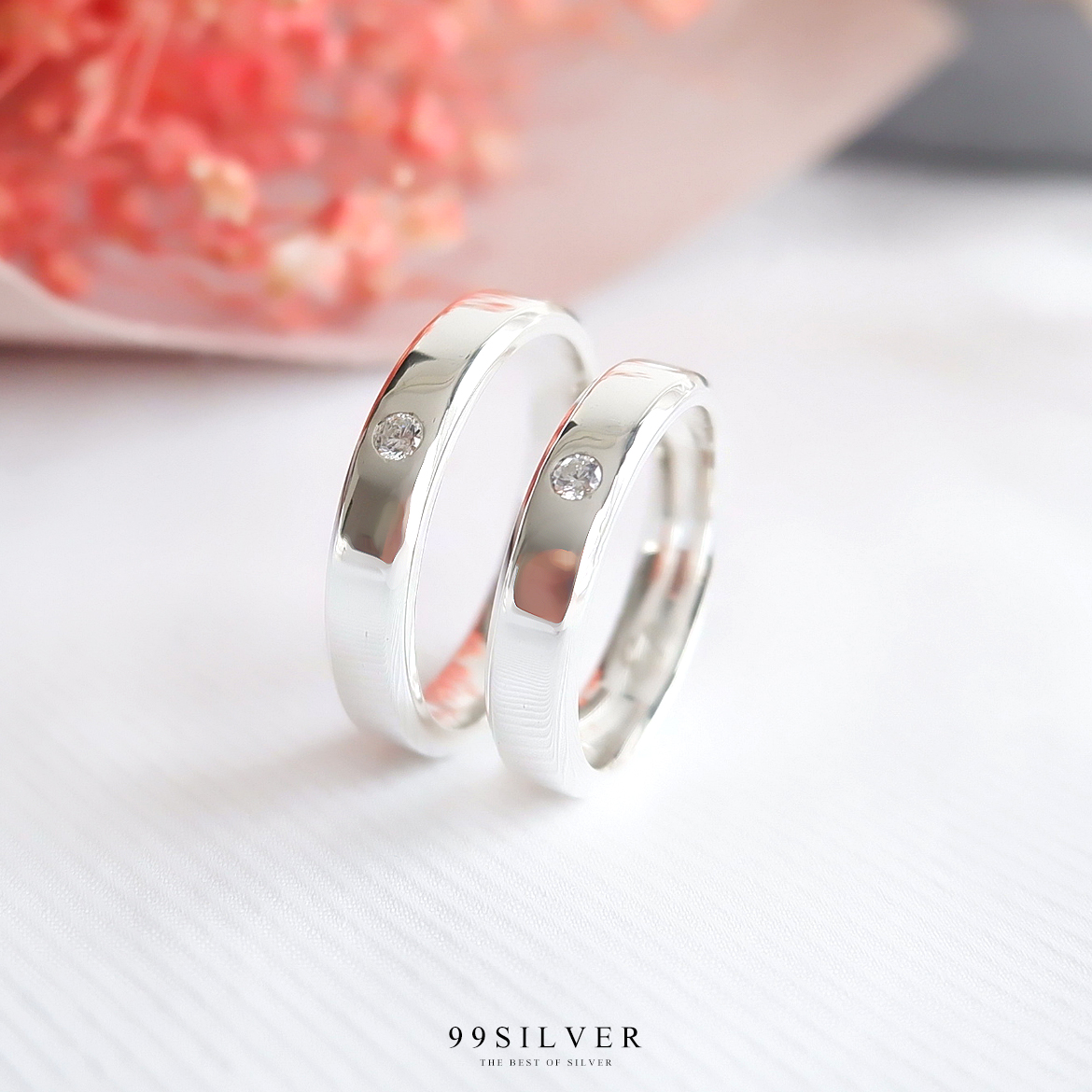 แหวนเงินแท้หน้าเรียบกว้าง 4 มิลลิเมตร ฝังเพชร 1 เม็ด ทรงกลม ตัวเรือนลดขอบเฉียง