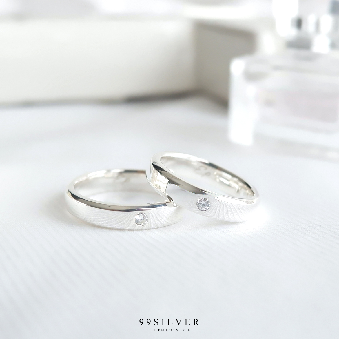 แหวนเงินแท้หน้าเรียบกว้าง 4 มิลลิเมตร ฝังเพชร 1 เม็ด ทรงกลม ตัวเรือนลดขอบเฉียง