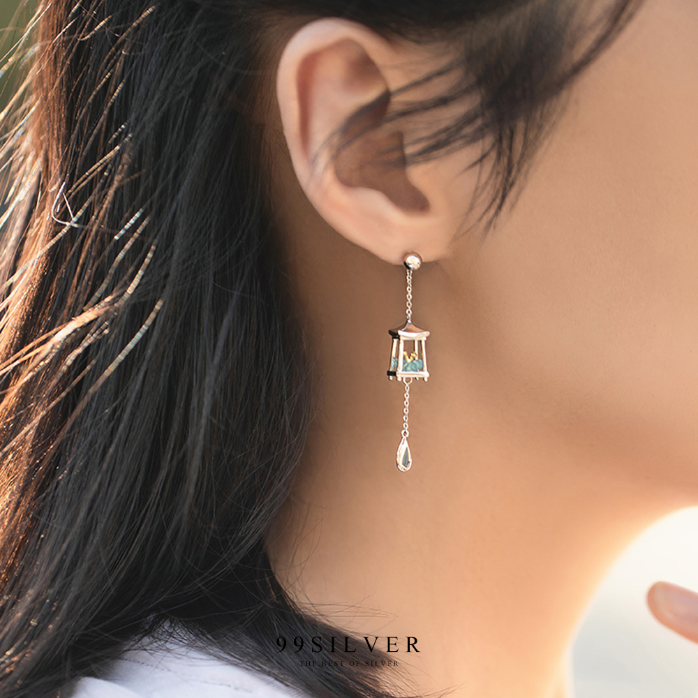 ต่างหูโคมไฟและผีเสื้อ ในโคมไฟประดับเพชรรูปดอกไม้เกศรชุบทอง อีกข้างเป็นผีเสื้อน่ารัก