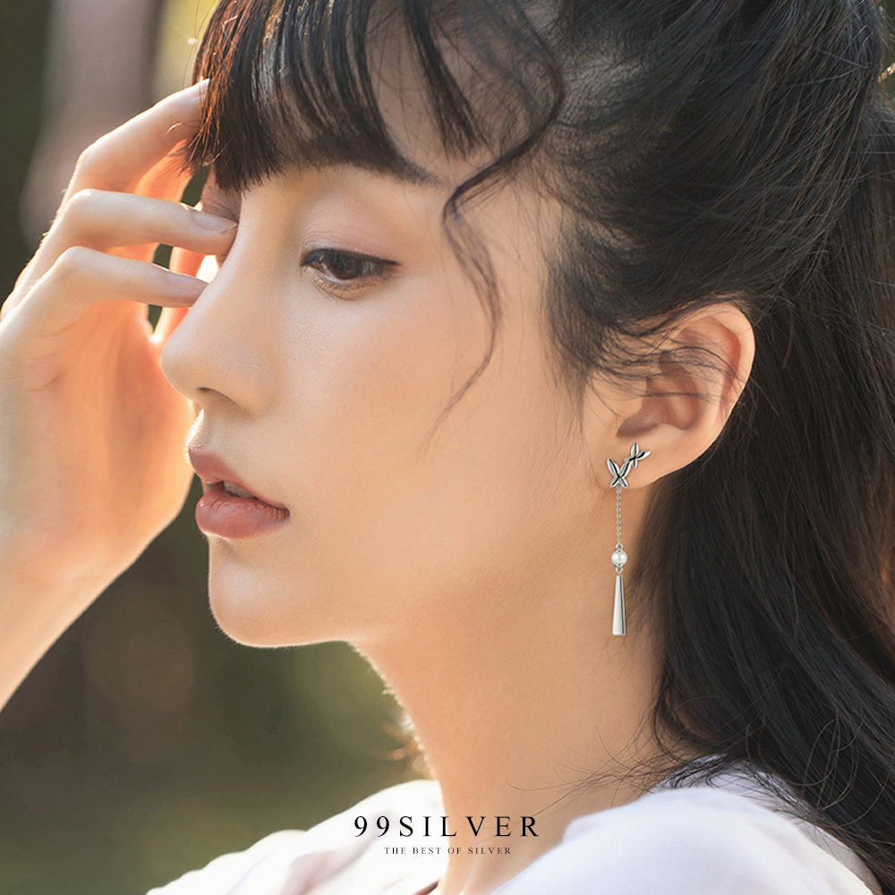 ต่างหูโคมไฟและผีเสื้อ ในโคมไฟประดับเพชรรูปดอกไม้เกศรชุบทอง อีกข้างเป็นผีเสื้อน่ารัก