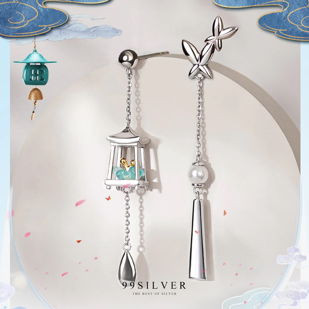 ต่างหูโคมไฟและผีเสื้อ ในโคมไฟประดับเพชรรูปดอกไม้เกศรชุบทอง อีกข้างเป็นผีเสื้อน่ารัก