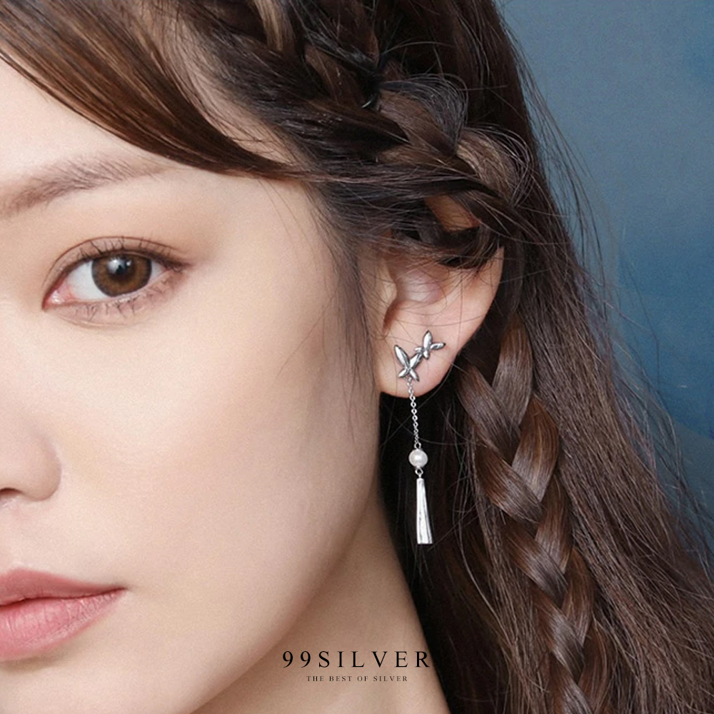 ต่างหูโคมไฟและผีเสื้อ ในโคมไฟประดับเพชรรูปดอกไม้เกศรชุบทอง อีกข้างเป็นผีเสื้อน่ารัก