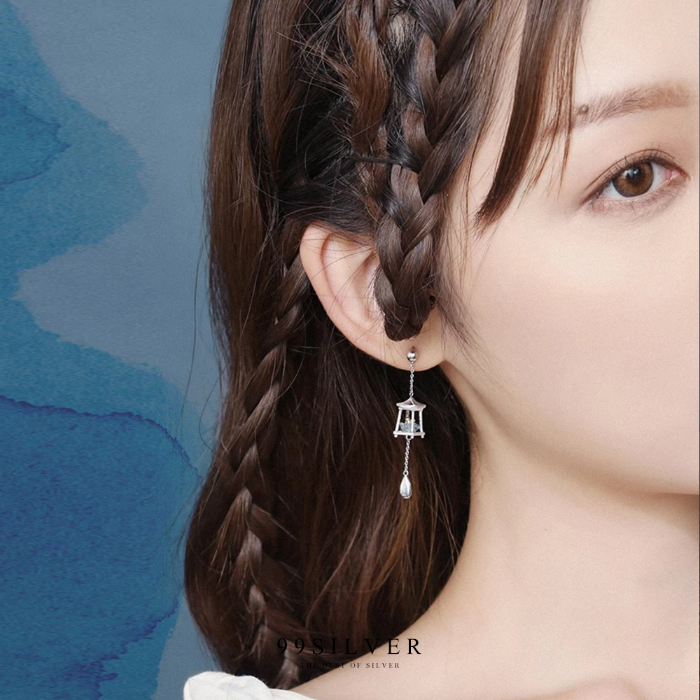 ต่างหูโคมไฟและผีเสื้อ ในโคมไฟประดับเพชรรูปดอกไม้เกศรชุบทอง อีกข้างเป็นผีเสื้อน่ารัก