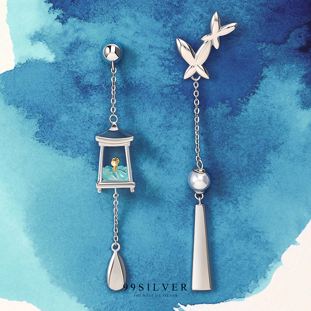 ต่างหูโคมไฟและผีเสื้อ ในโคมไฟประดับเพชรรูปดอกไม้เกศรชุบทอง อีกข้างเป็นผีเสื้อน่ารัก