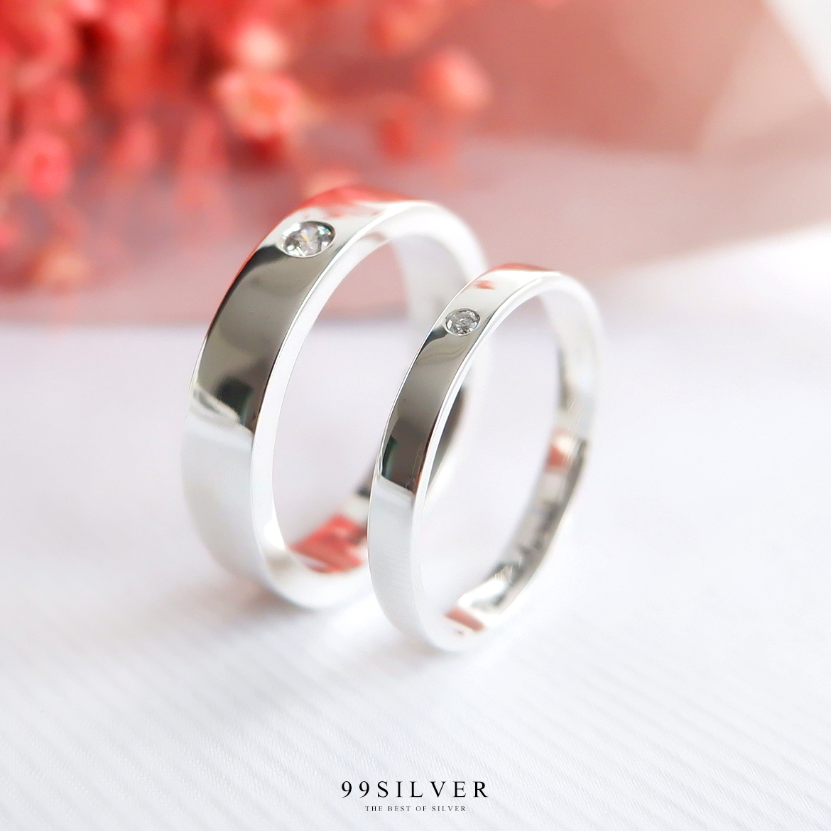 แหวนเงินคู่รักหน้าเรียบกว้าง 3 และ 5.5 มิลลิเมตรฝังเพชร 1 เม็ด ตัวเรือนหน้าตัด