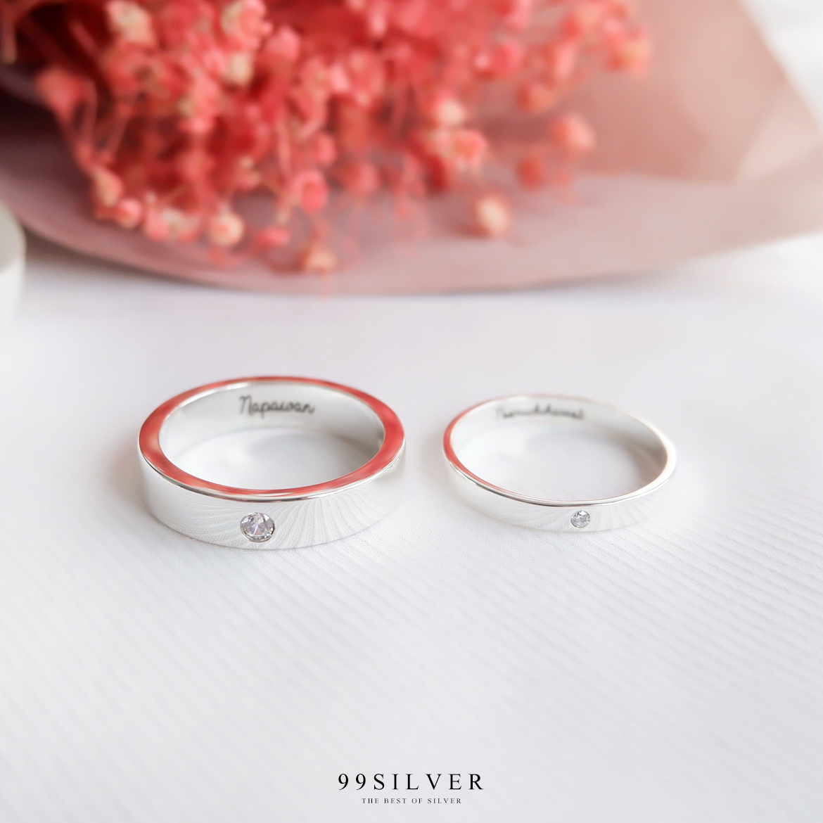 แหวนเงินคู่รักหน้าเรียบกว้าง 3 และ 5.5 มิลลิเมตรฝังเพชร 1 เม็ด ตัวเรือนหน้าตัด