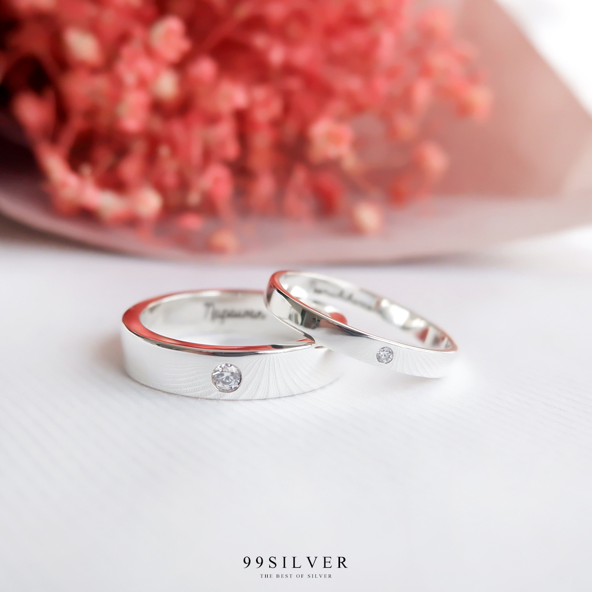 แหวนเงินคู่รักหน้าเรียบกว้าง 3 และ 5.5 มิลลิเมตรฝังเพชร 1 เม็ด ตัวเรือนหน้าตัด