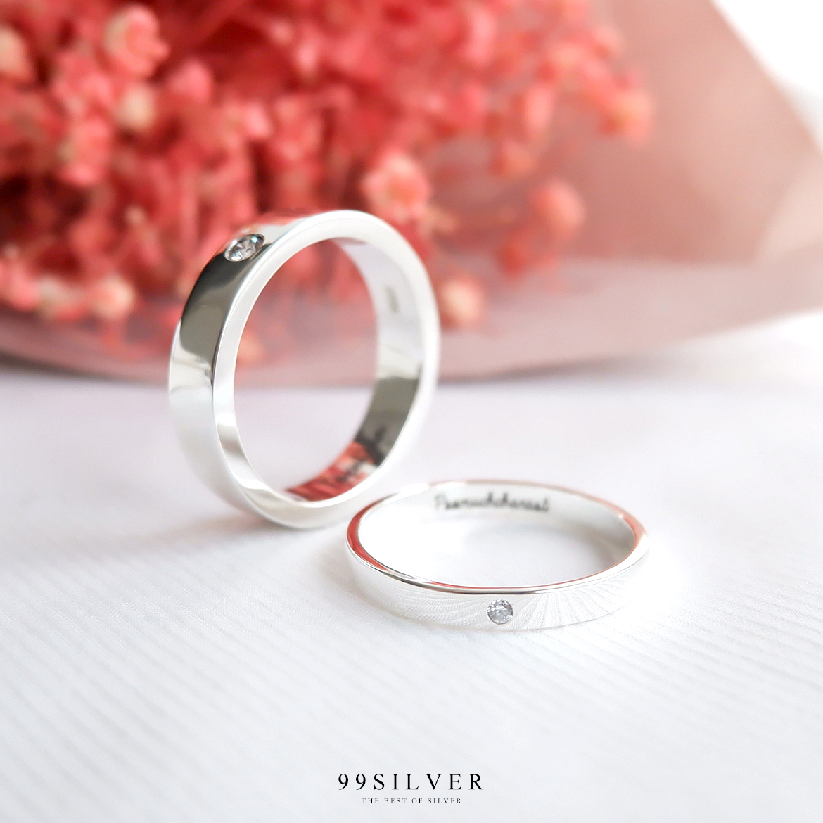แหวนเงินคู่รักหน้าเรียบกว้าง 3 และ 5.5 มิลลิเมตรฝังเพชร 1 เม็ด ตัวเรือนหน้าตัด