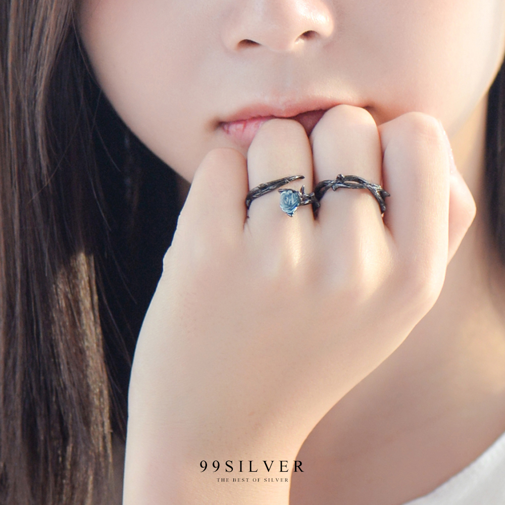 แหวนดอกกุหลาบ แกะจาก Blue Crystal แท้ ตัวเรือนเงินแท้ชุบ black Rutenium