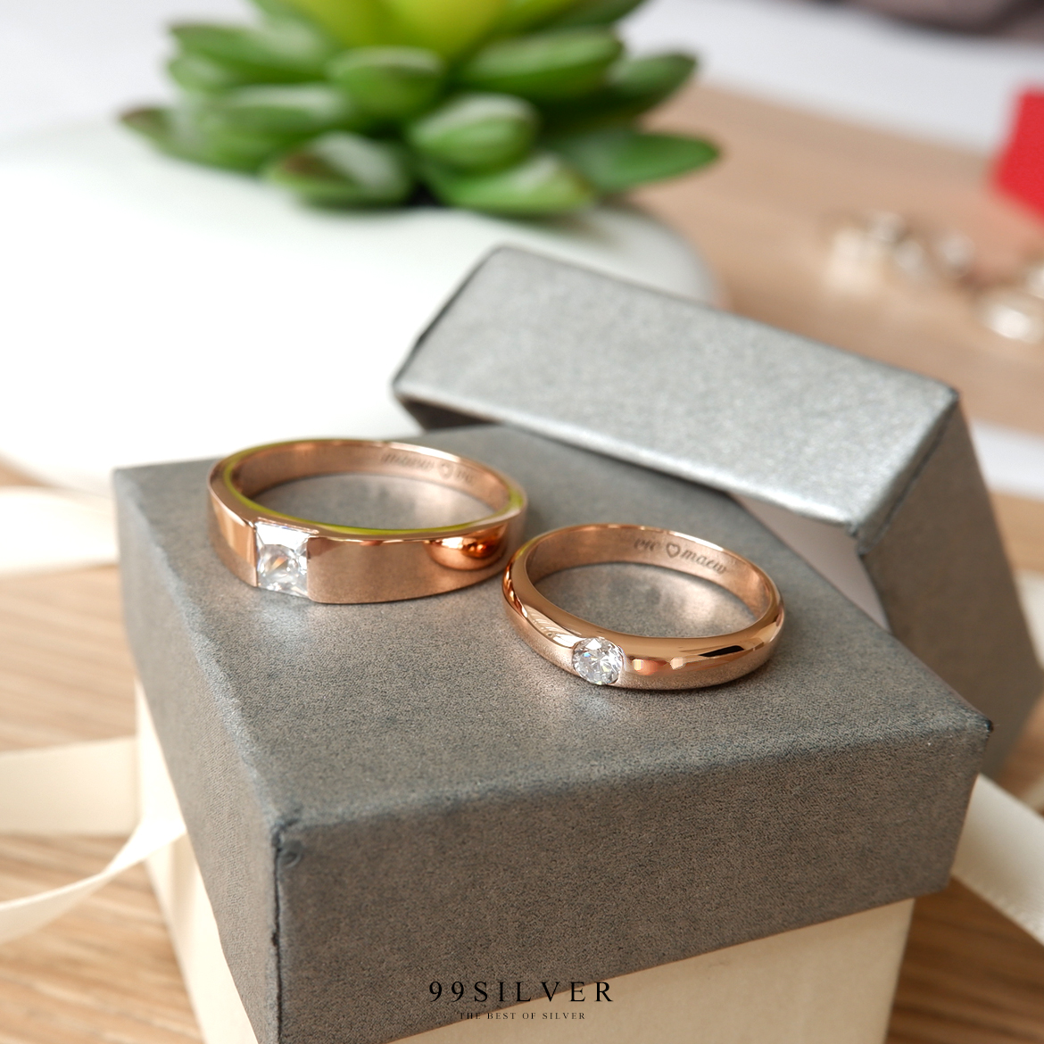 แหวนคู่รัก เพชรเม็ดเหลี่ยม Diamond Cut และเพชรเม็ดเกลม 2.5 มิลลิเมตร เรือนโค้ง