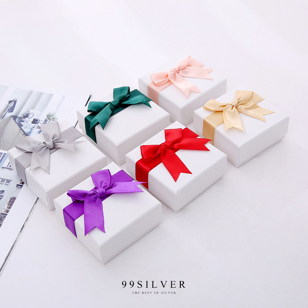 กล่องใส่แหวนมีโบว์ สี่เหลี่ยมแบบใหญ่ ใส่แหวนได้ 2 วง ข้างในบุด้วยสปั้นช์สีเทา