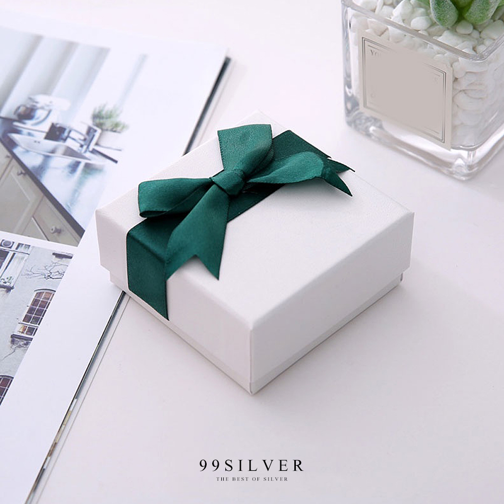 กล่องใส่แหวนมีโบว์ สี่เหลี่ยมแบบใหญ่ ใส่แหวนได้ 2 วง ข้างในบุด้วยสปั้นช์สีเทา