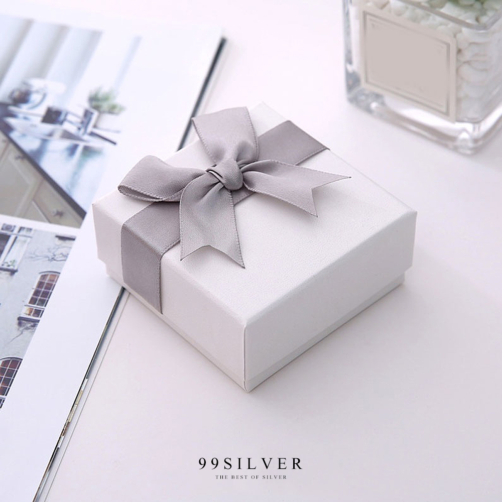 กล่องใส่แหวนมีโบว์ สี่เหลี่ยมแบบใหญ่ ใส่แหวนได้ 2 วง ข้างในบุด้วยสปั้นช์สีเทา