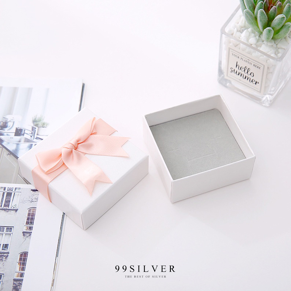 กล่องใส่แหวนมีโบว์ สี่เหลี่ยมแบบใหญ่ ใส่แหวนได้ 2 วง ข้างในบุด้วยสปั้นช์สีเทา