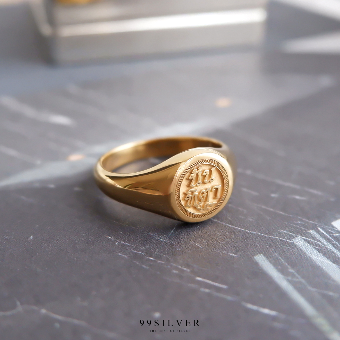 แหวนนามสกุลหน้ากลม 8 มิลลิเมตร เคลือบทอง,พิ้งค์โกล,ไวท์โกล พื้นหลังพ่นทราย