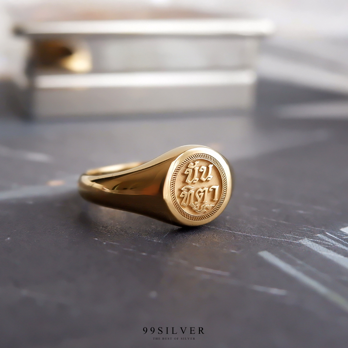 แหวนนามสกุลหน้ากลม 8 มิลลิเมตร เคลือบทอง,พิ้งค์โกล,ไวท์โกล พื้นหลังพ่นทราย