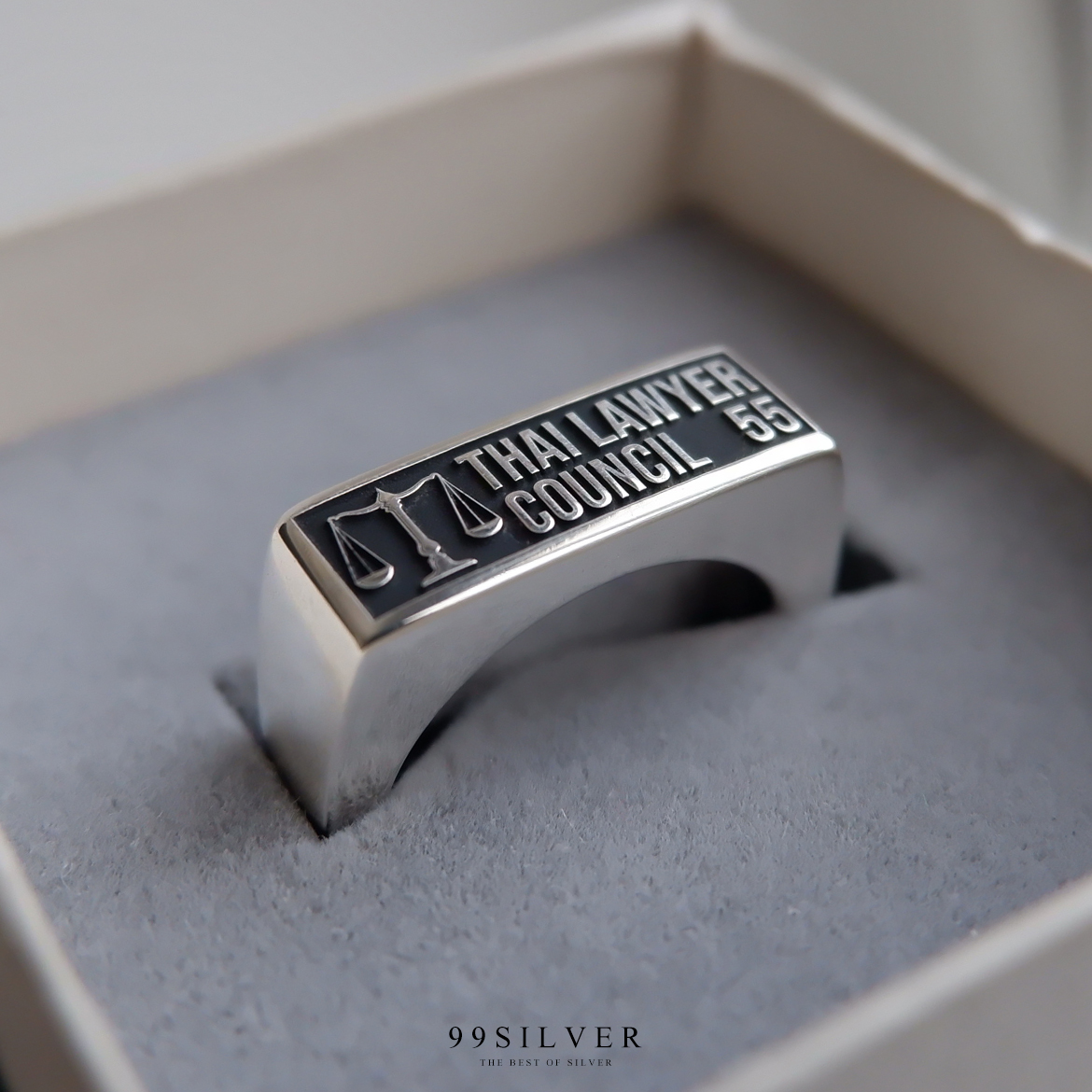 แหวนรุ่น ตัวเรือนเงินแท้แบบมาตรฐาน (เหลี่ยมยาว) สามารถออกแบบ Logo ได้ทุกตำแหน่ง