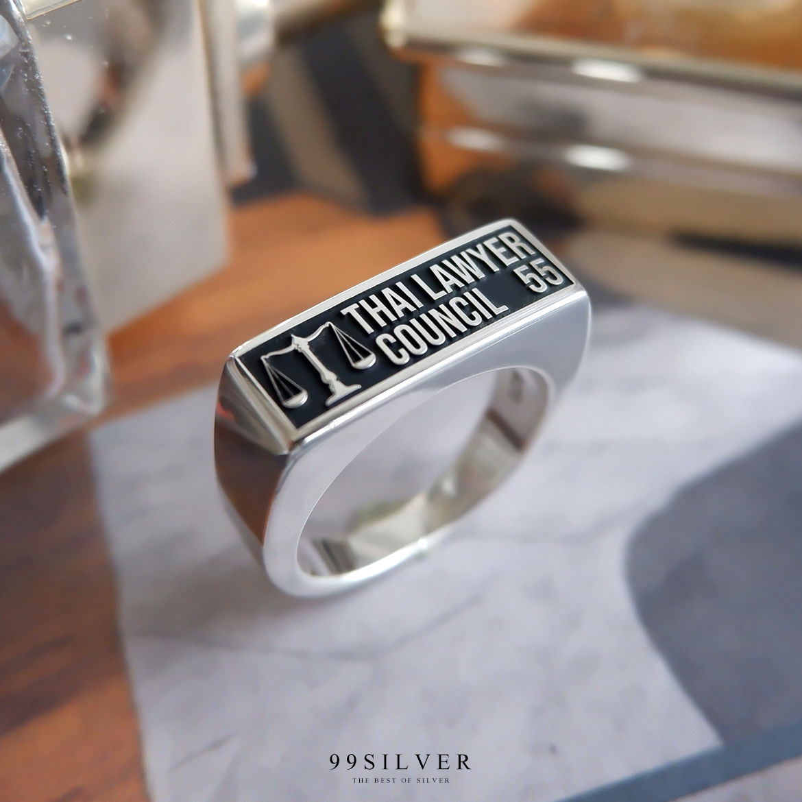 แหวนรุ่น ตัวเรือนเงินแท้แบบมาตรฐาน (เหลี่ยมยาว) สามารถออกแบบ Logo ได้ทุกตำแหน่ง
