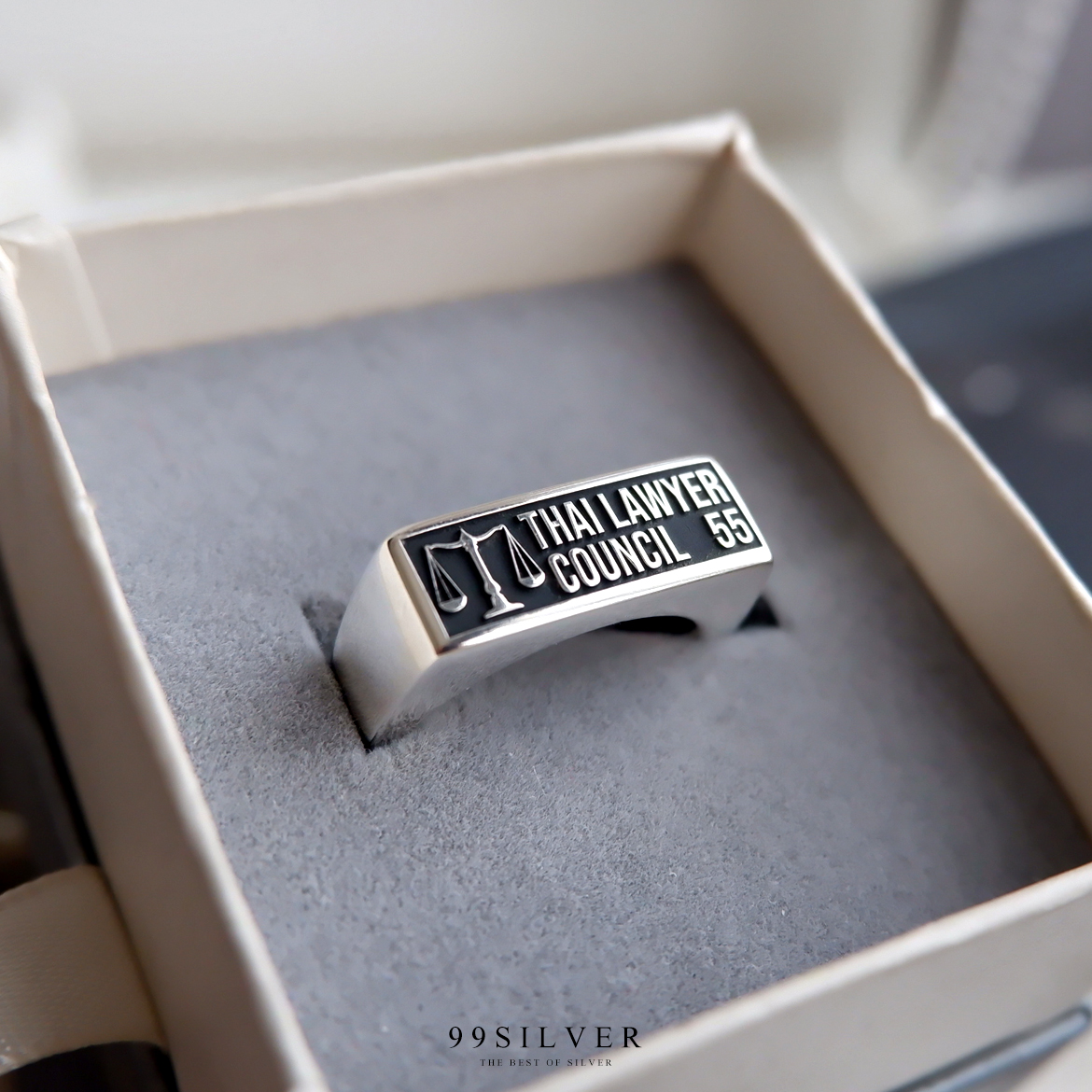 แหวนรุ่น ตัวเรือนเงินแท้แบบมาตรฐาน (เหลี่ยมยาว) สามารถออกแบบ Logo ได้ทุกตำแหน่ง