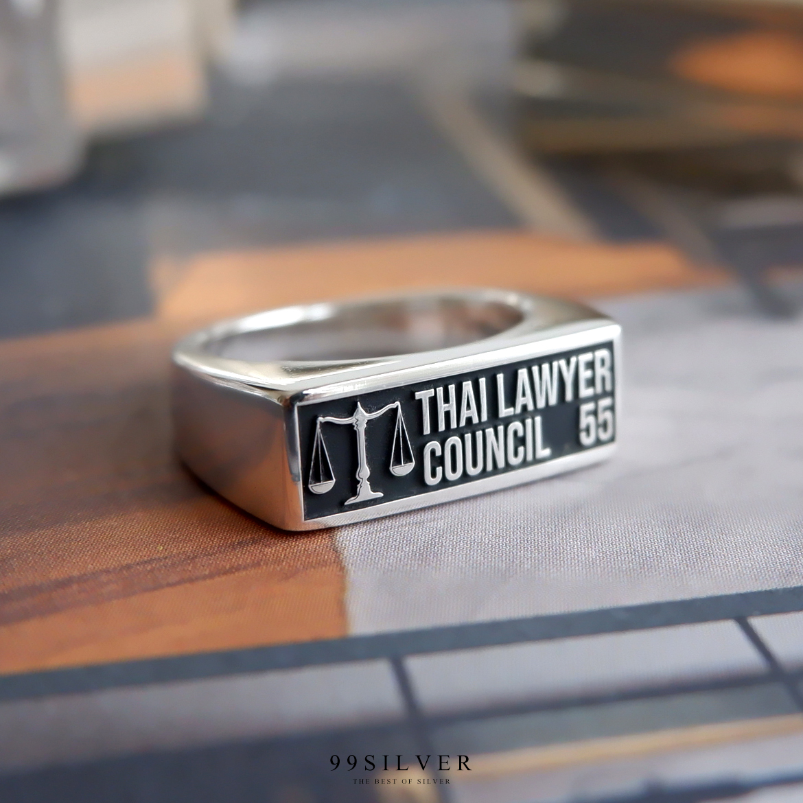 แหวนรุ่น ตัวเรือนเงินแท้แบบมาตรฐาน (เหลี่ยมยาว) สามารถออกแบบ Logo ได้ทุกตำแหน่ง
