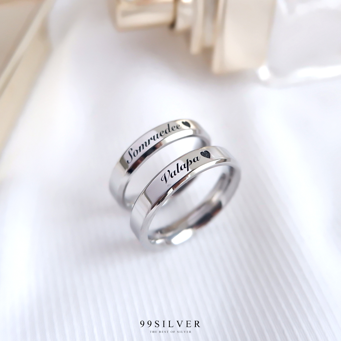 แหวนสแตนเลสแท้หน้ากว้าง 4 มิลลิเมตร ขอบลดมุมตัดสวยงาม ตัวเรือนสีเงินเงา