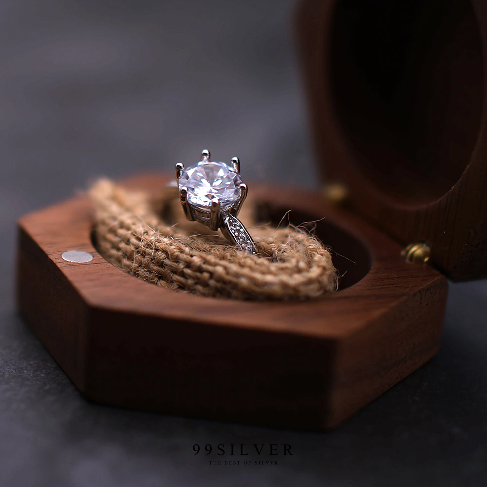  กล่องใส่แหวนแบบ 6 เหลี่ยม ทำจากไม้แท้ ข้างในมีผ้าป่าน สำหรับเสียบแหวนอย่างดี