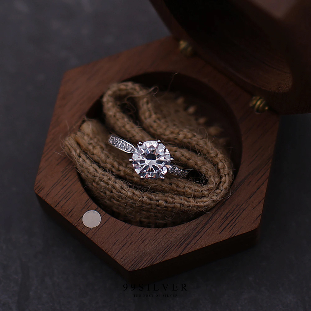  กล่องใส่แหวนแบบ 6 เหลี่ยม ทำจากไม้แท้ ข้างในมีผ้าป่าน สำหรับเสียบแหวนอย่างดี