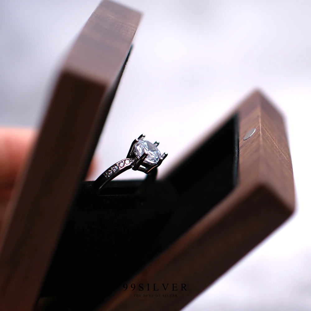 กล่องใส่แหวนแบบเหลี่ยม ทำจากไม้แท้ ข้างในบุกำมะหยี่สีดำ เปิดฝาแล้ว pop up ได้