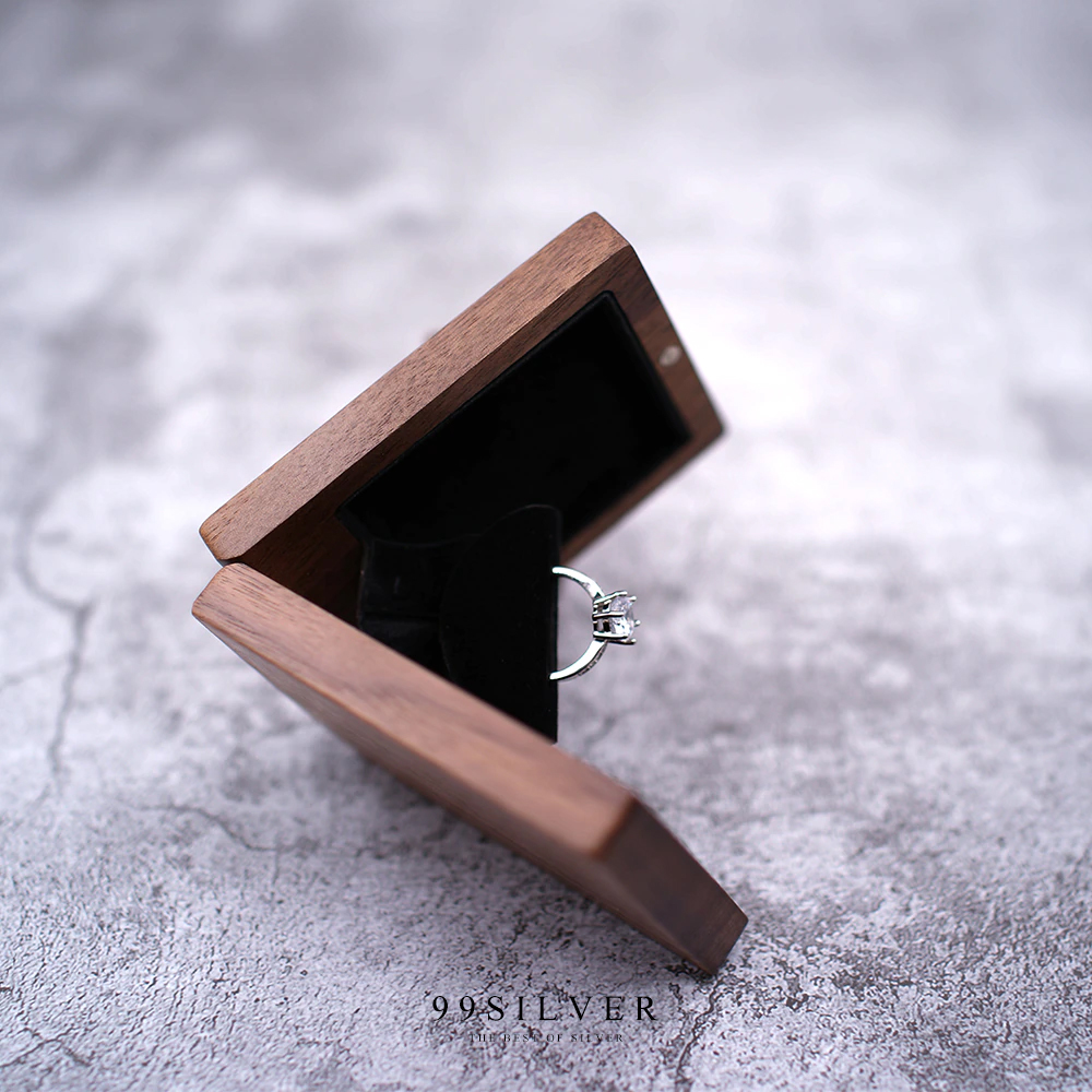 กล่องใส่แหวนแบบเหลี่ยม ทำจากไม้แท้ ข้างในบุกำมะหยี่สีดำ เปิดฝาแล้ว pop up ได้