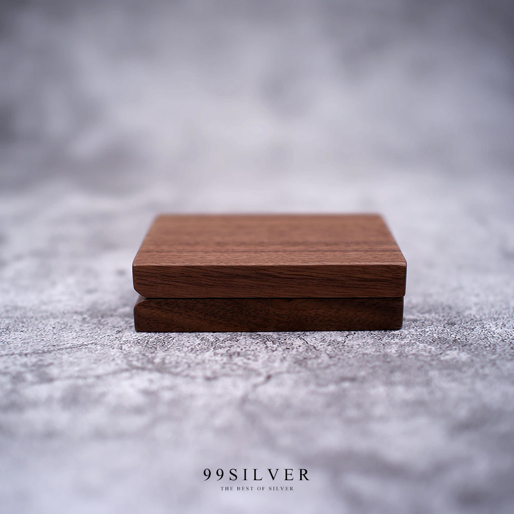 กล่องใส่แหวนแบบเหลี่ยม ทำจากไม้แท้ ข้างในบุกำมะหยี่สีดำ เปิดฝาแล้ว pop up ได้