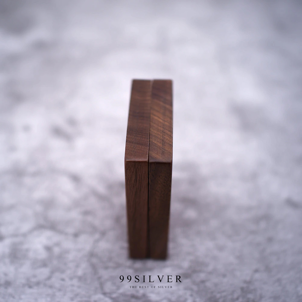 กล่องใส่แหวนแบบเหลี่ยม ทำจากไม้แท้ ข้างในบุกำมะหยี่สีดำ เปิดฝาแล้ว pop up ได้