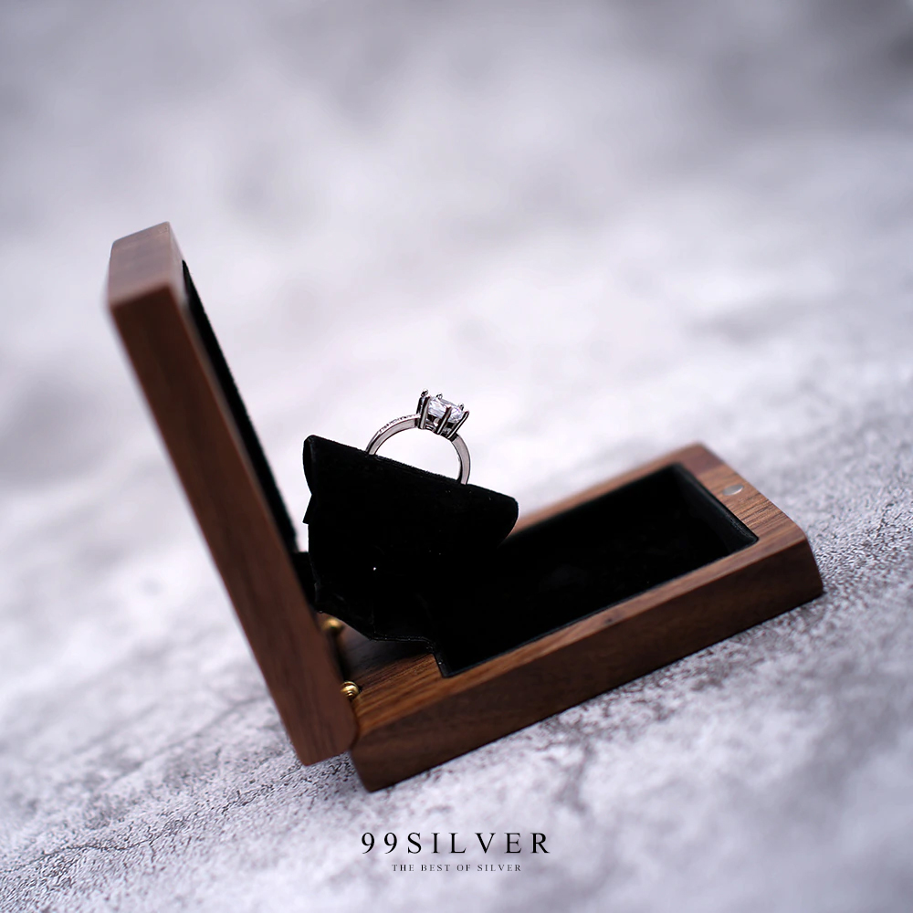 กล่องใส่แหวนแบบเหลี่ยม ทำจากไม้แท้ ข้างในบุกำมะหยี่สีดำ เปิดฝาแล้ว pop up ได้