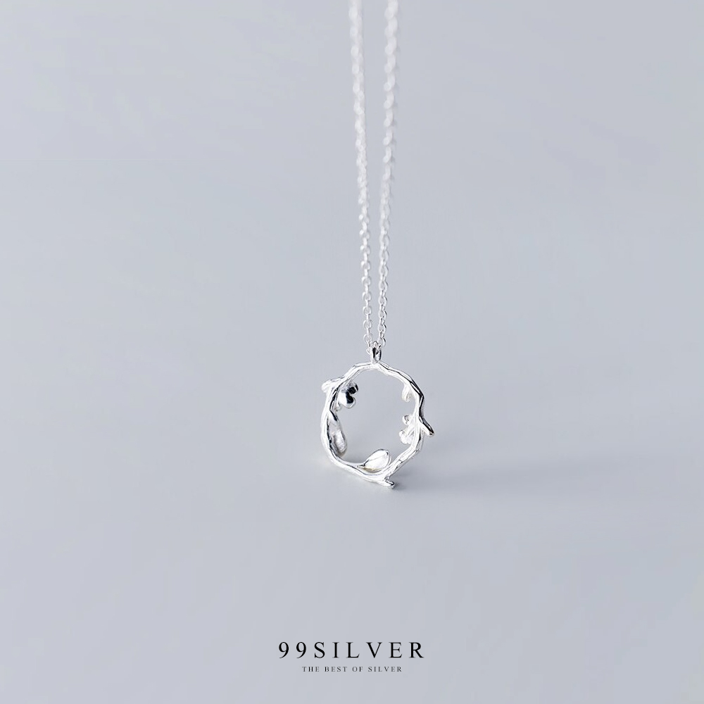 จี้ห้อยคอแบบ Choker เป็นทรงมงกุฎดอกไม้น่ารัก ตัวใบไม้แลละเกษร แต้มด้วยทองแท้