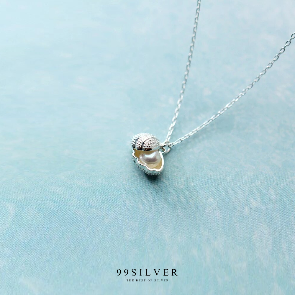 จี้ไข่มุก ตัวเรือนทำจากเงินแท้เป็นรูปเปลอยหอยมุกปิดฝา มีไข่มุกอยู่ข้างใน