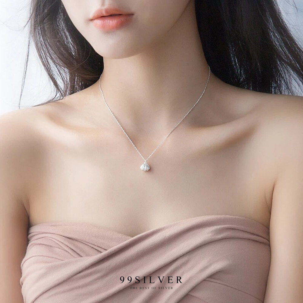 จี้ไข่มุก ตัวเรือนทำจากเงินแท้เป็นรูปเปลอยหอยมุกปิดฝา มีไข่มุกอยู่ข้างใน