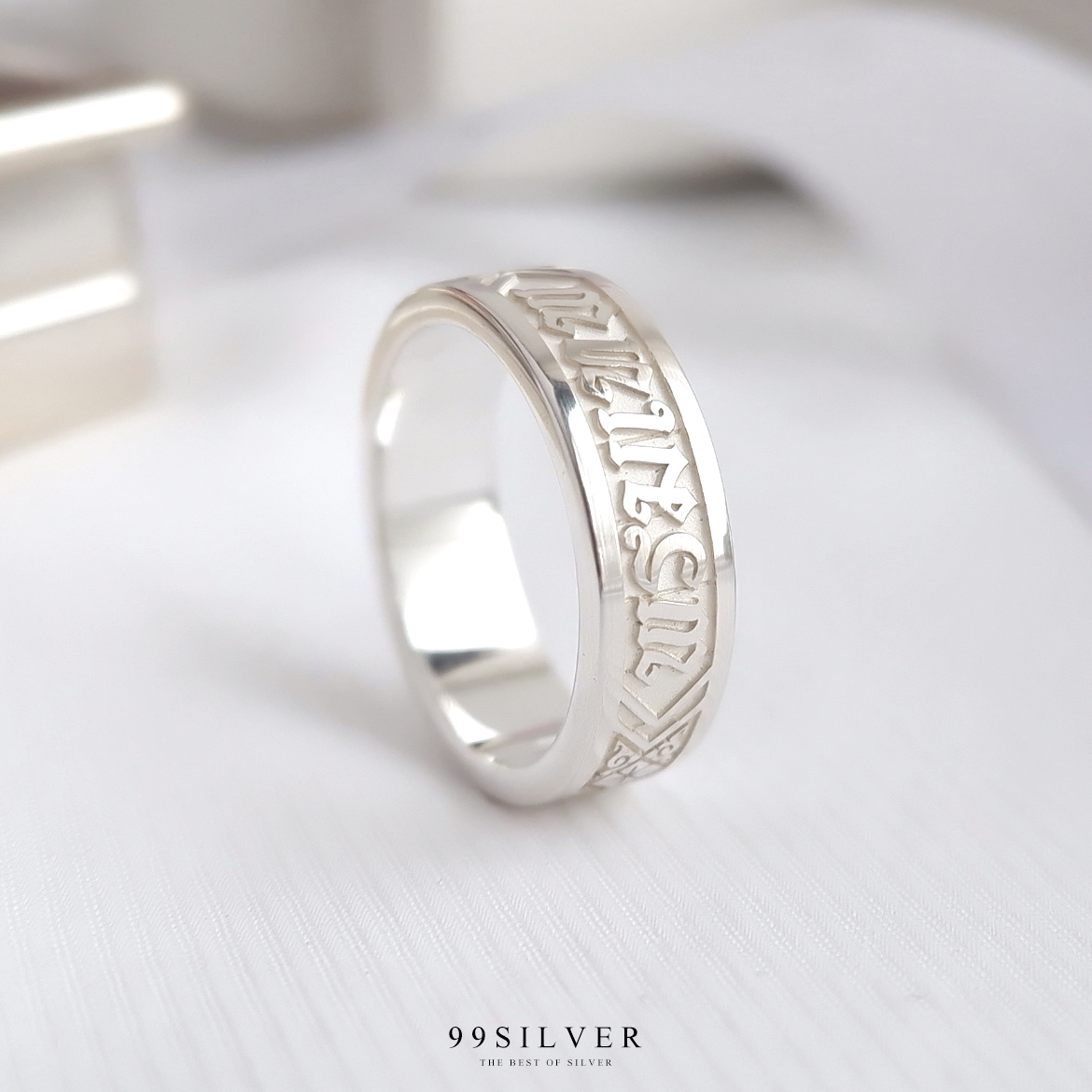 แหวนนามสกุลเงินแท้หน้ากว้าง 6 มิลลิเมตร ผิวเรียบ พื้นหลังพ่นทราย พร้อมแกะลายไทย