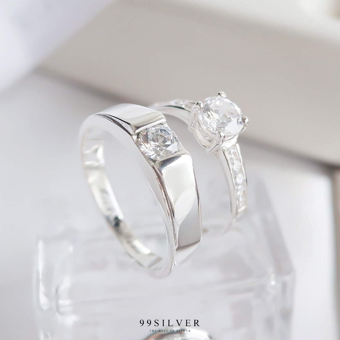 แหวนคู่รัก เพชรเม็ดกลม 4 มิลลิเมตรแบบลดระดับขอบ และเพชรชู 5 มิลลิเมตร