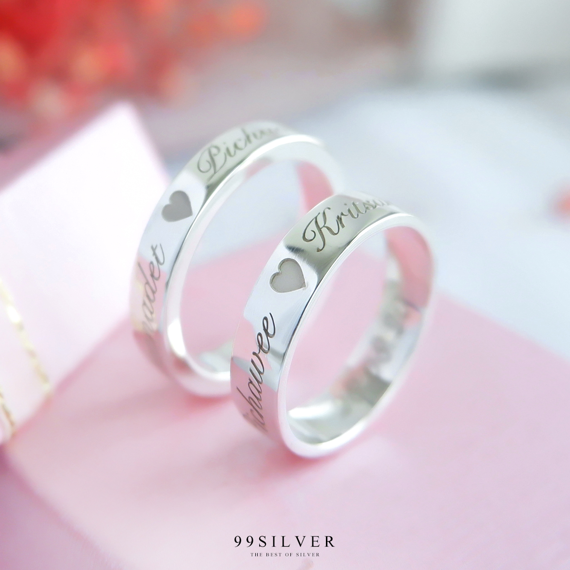  แหวนเงินแท้ หน้ากว้าง 4 มิลลิเมตร ผิวเรียบเงาทรงแบน สลักอักษรสีขาวพ่นทราย