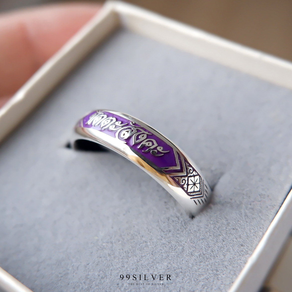 แหวนนามสกุลเงินแท้หน้ากว้าง 6 มิลลิเมตร ผิวโค้ง พื้นหลังพื้นหลังลงยา พร้อมแกะลายไทย