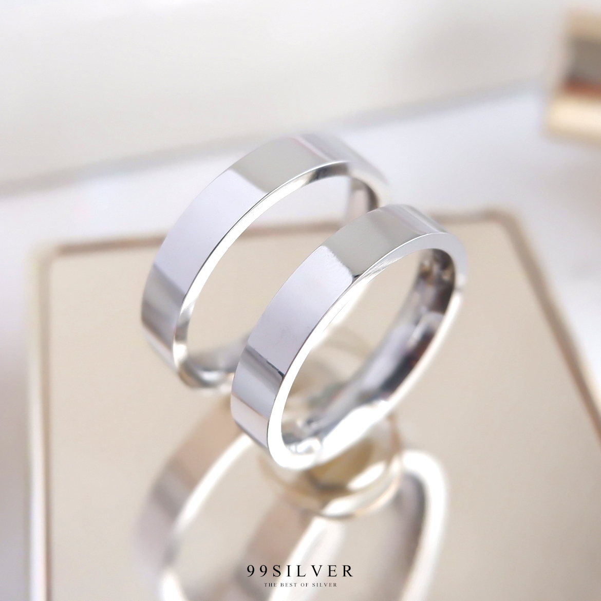 แหวนสแตนเลสหน้ากว้าง 4 มิลลิเมตร ผิวเรียบเงา ตัวเรือนชุบทองคำขาว