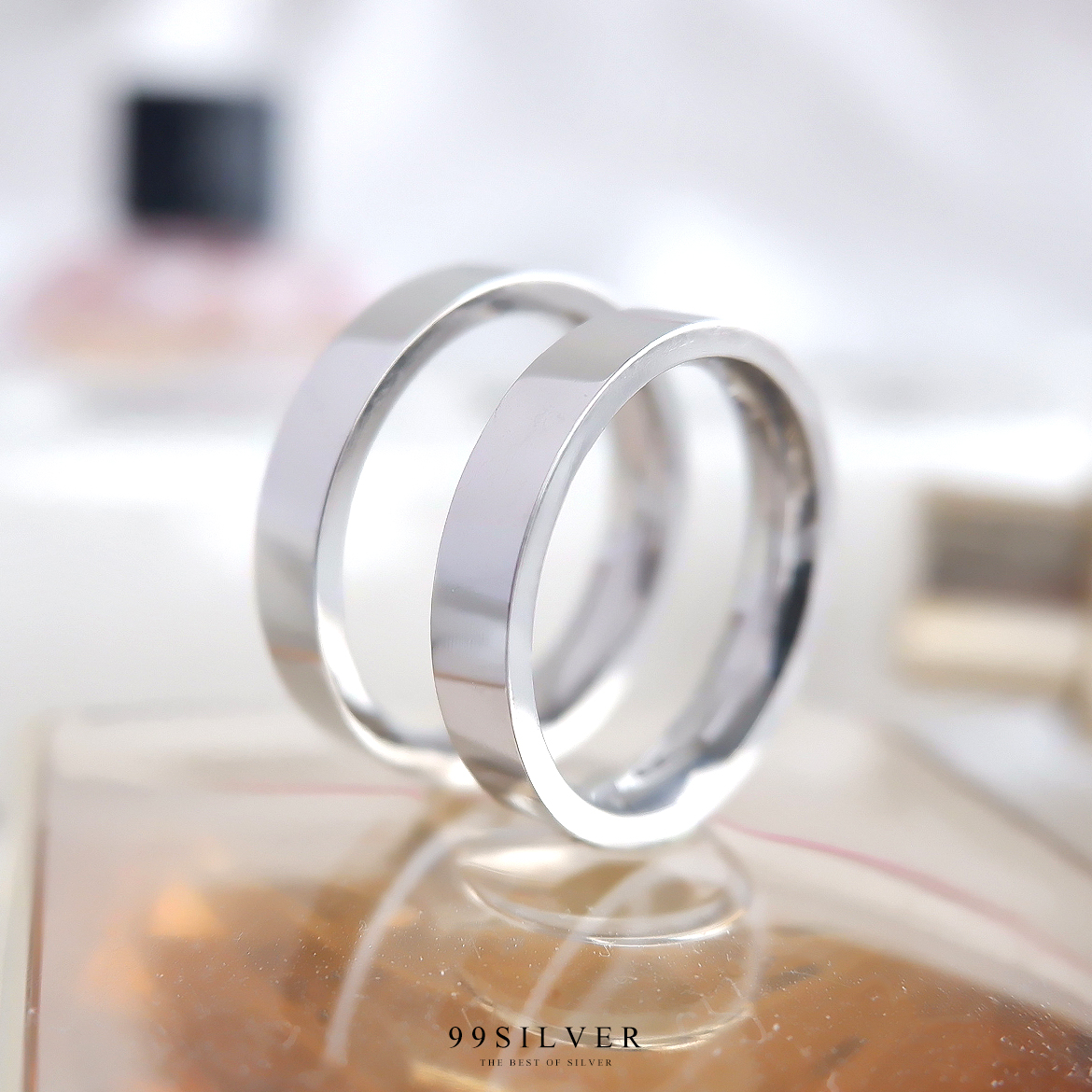 แหวนสแตนเลสหน้ากว้าง 4 มิลลิเมตร ผิวเรียบเงา ตัวเรือนชุบทองคำขาว